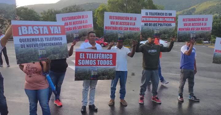 Comerciantes y taxistas protestan exigiendo apertura Teleférico de Puerto Plata