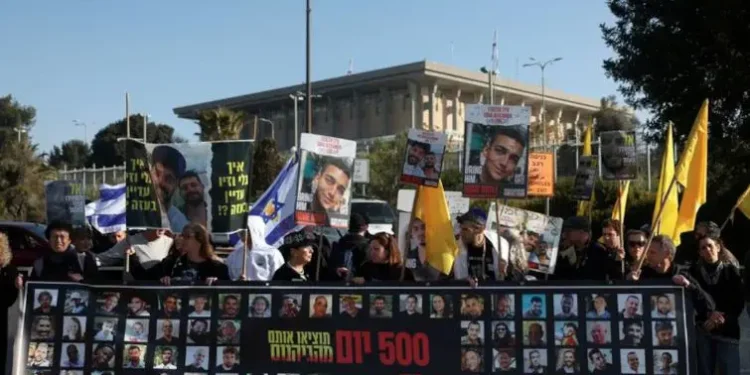 Israel confirmó que el grupo Hamas entregará esta semana a seis rehenes