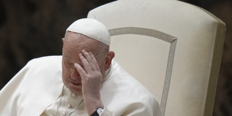 El papa Francisco tiene una «neumonía bilateral» y su cuadro clínico sigue siendo complejo