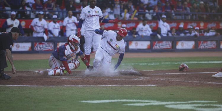 Mejía y Hall son los héroes en primer triunfo escarlata en la Serie del Caribe