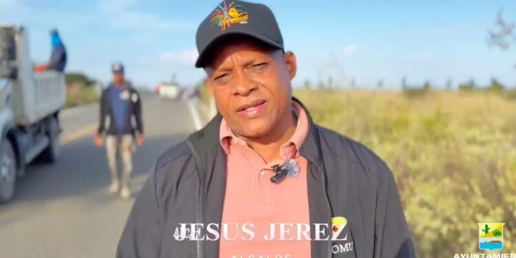 Video; Alcaldía de Montecristi encabeza exitoso operativo de limpieza en la Carretera Playa Popa
