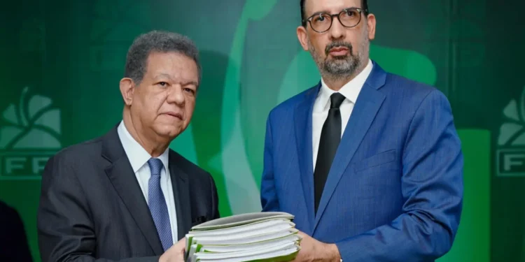 Leonel recibe documentos del Congreso de Fuerza del Pueblo