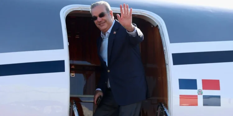Presidente Abinader sale a Uruguay para asistir a toma de posesión de Yamandú Orsi