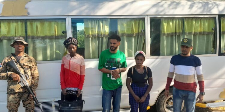 Vídeo; Chofer se lanza a canal de riego para evadir ser arrestado en Montecristi