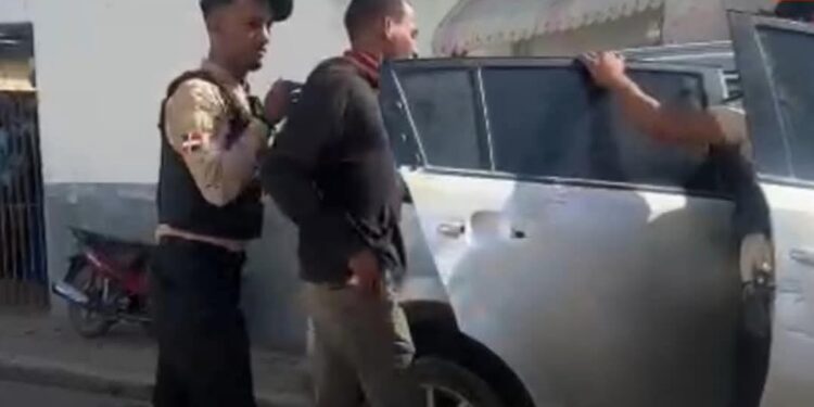 DNCD apresa a joven captado en video en presunta transacción de drogas en Dajabón