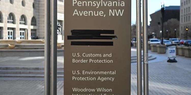 La Usaid desaparece en Washington: retiran el letrero de su sede central
