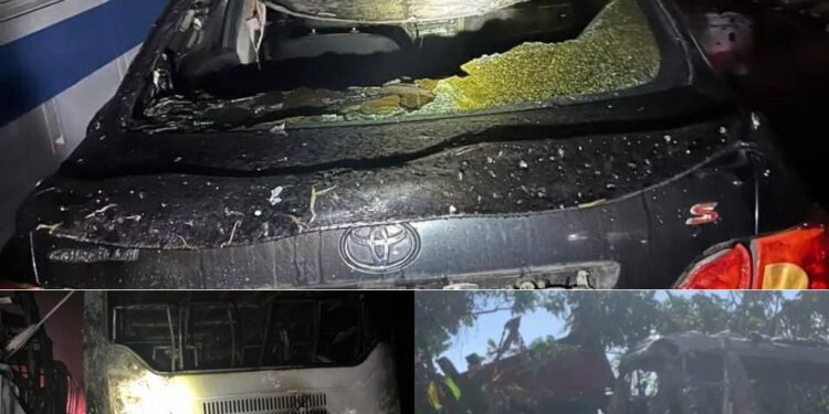 Fuego destruyó varios vehículos en un parqueo de Puerto Plata