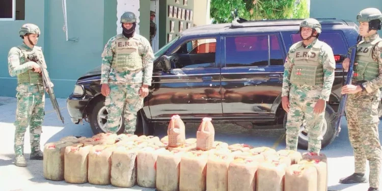 Vídeo; Ejército ocupa garrafones con 162 galones de gasolina en una jeepeta en Dajabón
