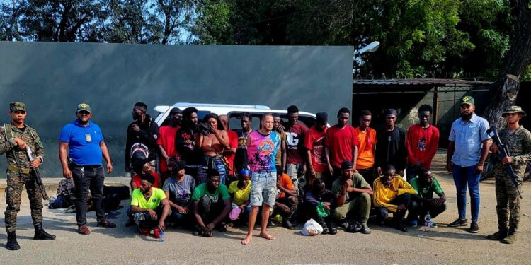 Vídeo; Patrulla del ERD intercepta una jeepeta con 23 haitianos indocumentados en Valverde