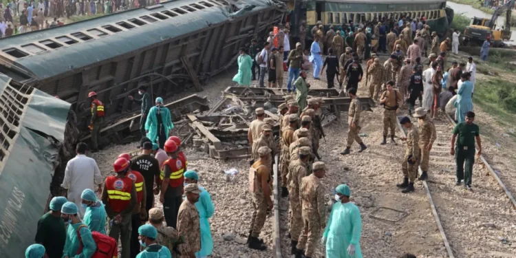 Aumentan a 190 los pasajeros rescatados tras el secuestro de un tren en Pakistán