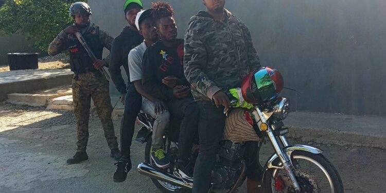 Vídeo; Detienen dominicanos que trasportaban indocumentados en varios vehículos en Valverde