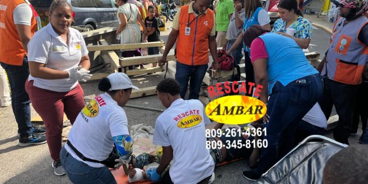 Dos obreros lesionados al desplomarse andamio donde trabajaban en centro comercial de Puerto Plata