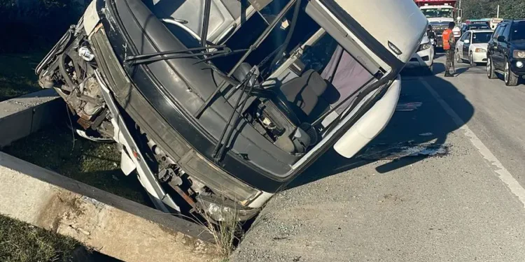 Autobús se sale de la vía y deja cuatro heridos en la avenida 6 de Noviembre