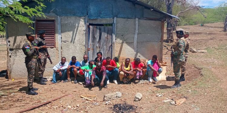 Encuentran grupo de inmigrantes indocumentados en una casa abandonada en Las Matas de Farfán