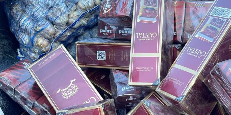 Decomisan contrabando de 79 mil cigarrillos oculto bajo piso falso de un camión en Santiago Rodríguez
