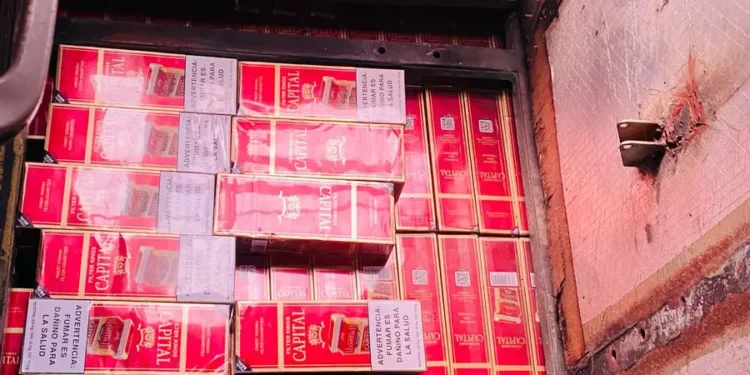 CESFRONT incauta cigarrillos y alcohol en autobús de transporte público en Jimaní