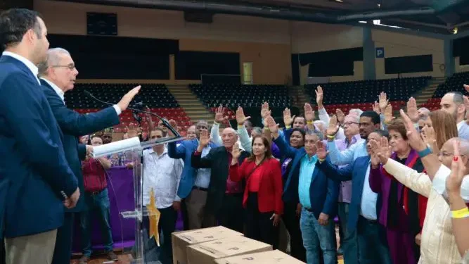 Danilo Medina critica el actual sistema eléctrico y advierte retroceso en el sector