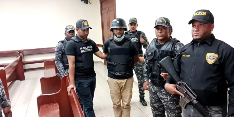 Expolicia recibe 12 meses de prisión preventiva por homicidio en La Vega
