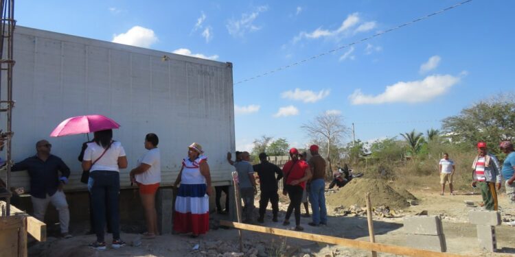 Manzanillo resiste: Comunidad defiende su derecho a la vivienda en medio del ecocidio estatal de los manglares de Estero Balsa.