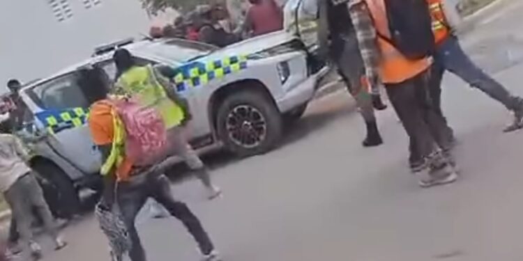 Haitianos golpean y obligan a retroceder patrulla de la policía durante protesta en Punta Cana