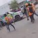 Haitianos golpean y obligan a retroceder patrulla de la policía durante protesta en Punta Cana