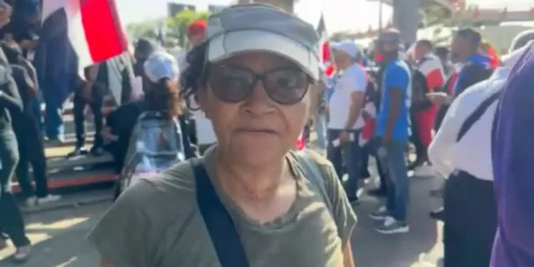 ¡Fuera los haitianos!, así vociferan los manifestantes de la marcha hacia al Hoyo de Friusa