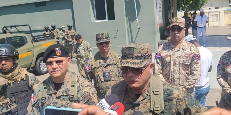 Vídeo; Ministro Onofre supervisa trabajos de los soldados en la frontera