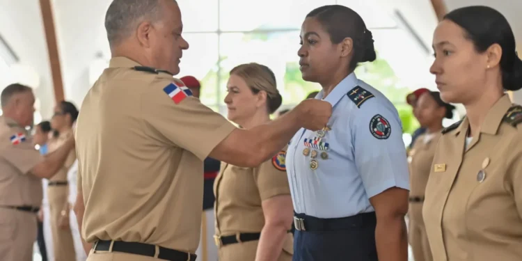 Celebran el Día Internacional de la Mujer con reconocimiento a militares destacadas