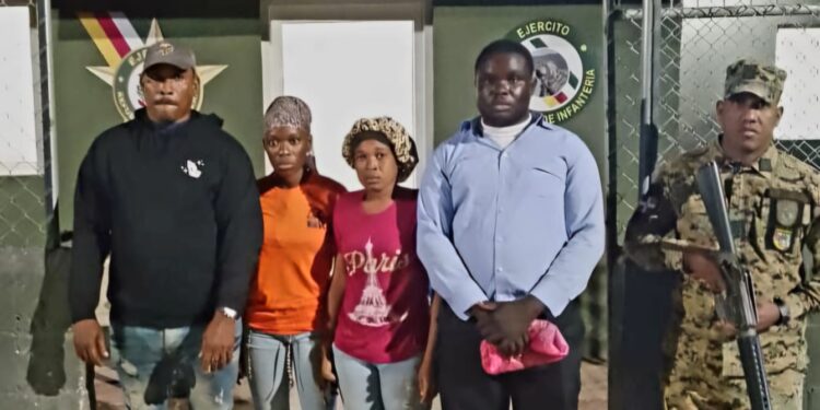 Arrestan a tres dominicanos y un haitiano transitando con indocumentados en San Juan y Pedernales