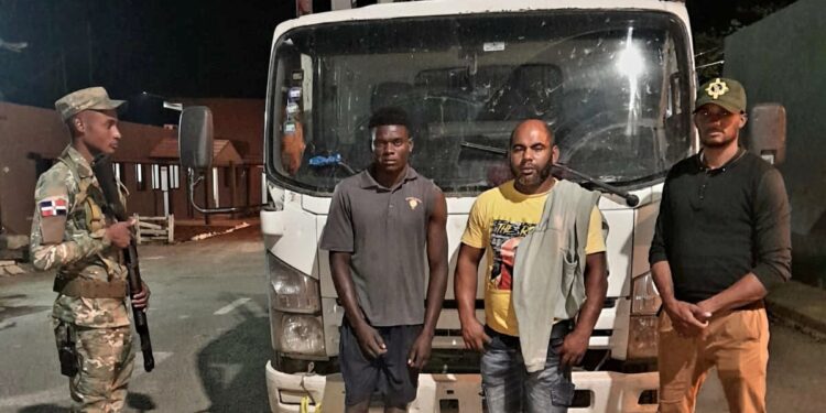 Vídeo; Detienen camionero ocultaba indocumentado bajo una carga de sacos en Valverde