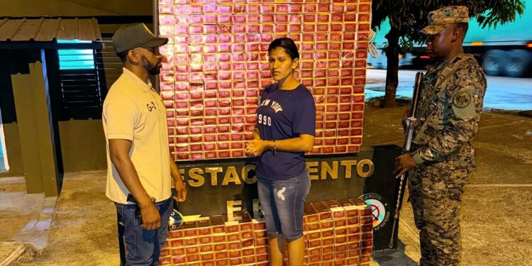 Vídeo; Patrullas del Ejército arrestan a mujer con 83 mil cigarrillos en Santiago Rodríguez