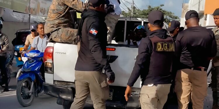 DGM detiene a 111 nacionales haitianos en operativos realizados en Friusa y Verón