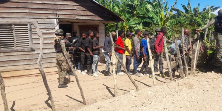 Escondidos en una casa descubren 50 inmigrantes haitianos indocumentados en Valverde