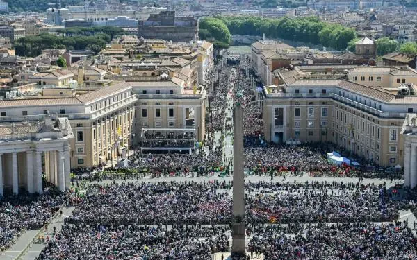 El entierro del papa Francisco se produjo ante el camarlengo y sus familiares