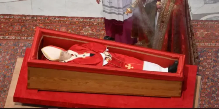 Un féretro sencillo, guardias suizas y conservación de su cuerpo: así descansa el papa Francisco