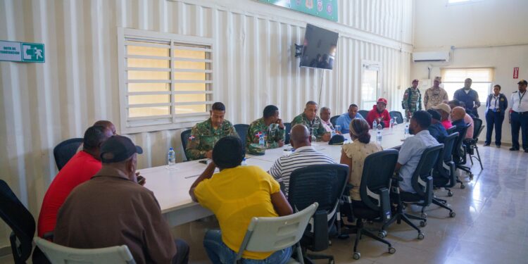 La DGM y empresarios de Elías Piña acuerdan aplicar tasa por cruce mercancías desde Haití