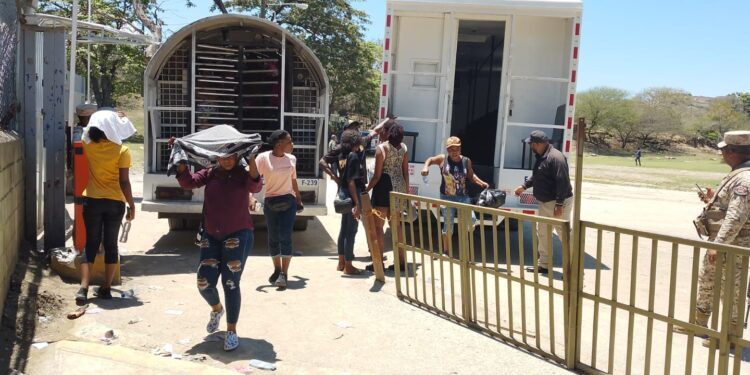 DGM interdicta a 1,198 y repatría 525 haitianos sorprendidos en condición migratoria irregular