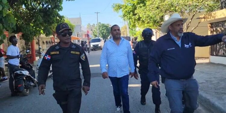 Migración intervienen dispensario medico con decenas de detenidos en barrio de Dajabón