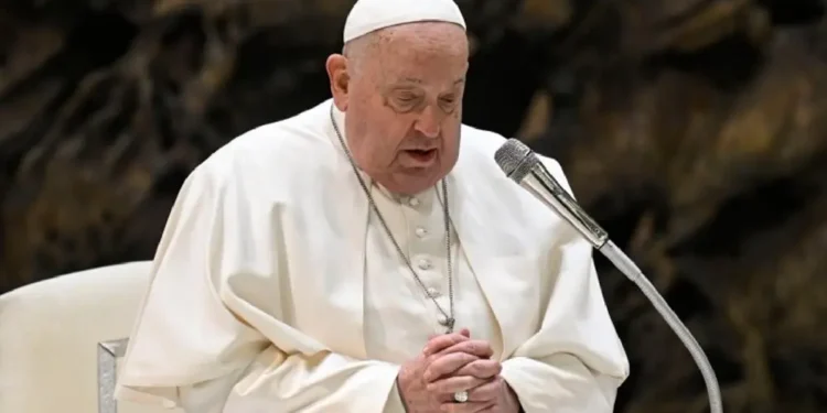 El papa visita una cárcel romana por Jueves Santo durante su convalecencia