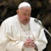 El papa visita una cárcel romana por Jueves Santo durante su convalecencia