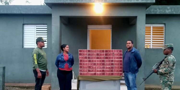 ERD detienen cuatro personas entre ellos una mujer por contrabando de más de 77 mil cigarrillos en tres vehículos en Dajabón