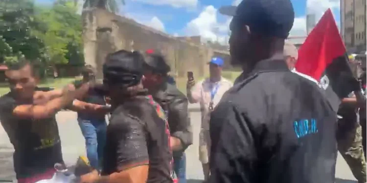 Enfrentamientos durante marchas entre grupos constitucionalistas y nacionalistas
