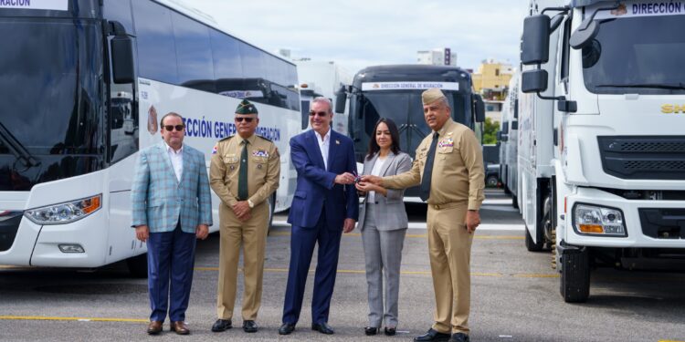 El Presidente Abinader entrega a la DGM flotilla de vehículos para control migratorio Valorada en unos RD$ 510.6 millones