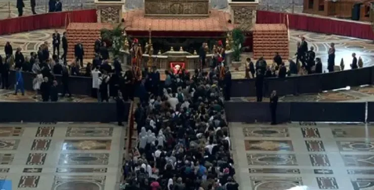 Una marea de fieles en la basílica de San Pedro para dar su último adiós a Francisco