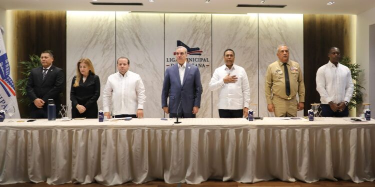 DGM, Alcaldes y Presidentes de Distritos Municipales firman acuerdo para fortalecer políticas migratorias  Con la presencia del presidente Abinader
