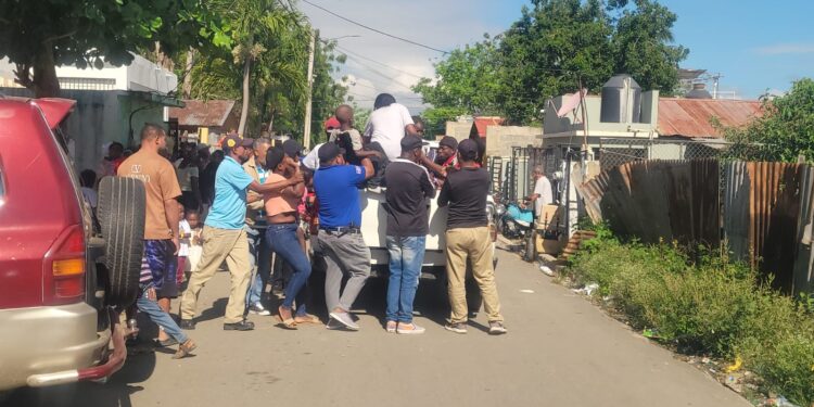 Migración intervienen dispensario medico con decenas de detenidos en barrio de Dajabón