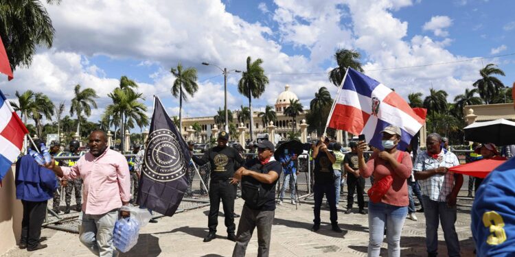 Cientos de manifestantes reclaman frente al Palacio Nacional el fin de la inmigración haitiana