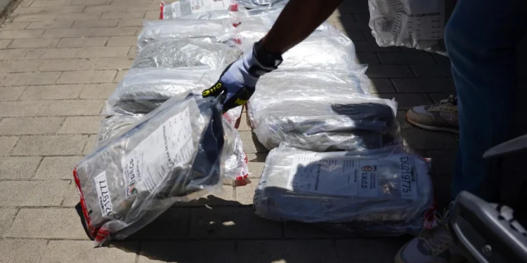 Arrestan hombre y confiscan 28 paquetes de marihuana en Puerto de Haina