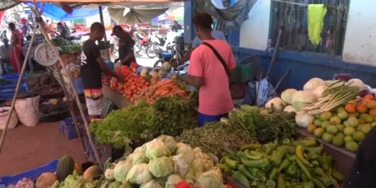 Ayuntamiento prohíbe realizar mercado de las verduras en vía publica de Dajabón