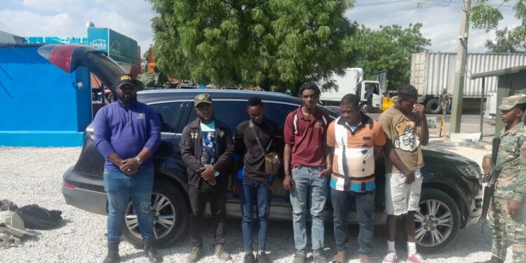 Detienen haitiano por transportar a tres compatriotas indocumentados en una jeepeta en Azua